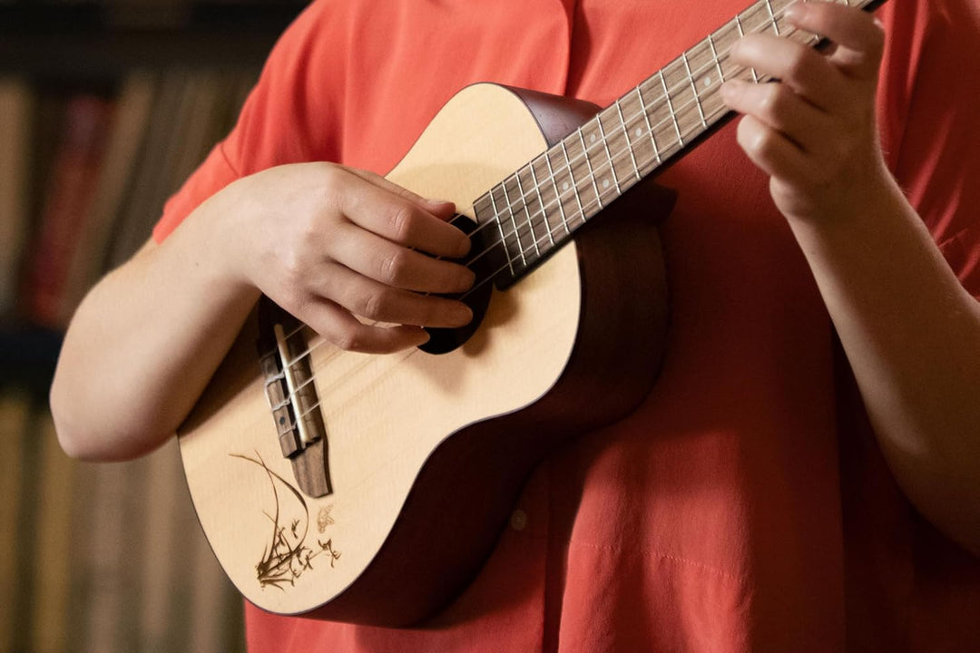 Ortega Guitars Tenor Ukulele akustisch - Bonfire Series - Fichtendecke mit lasergaviertem Motiv (RU5