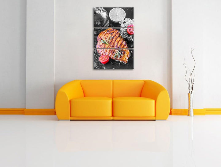 Saftiges Steak mit Tomaten schwarz/weiss 3-Teiler Leinwandbild 120x80 Bild auf Leinwand, XXL riesige