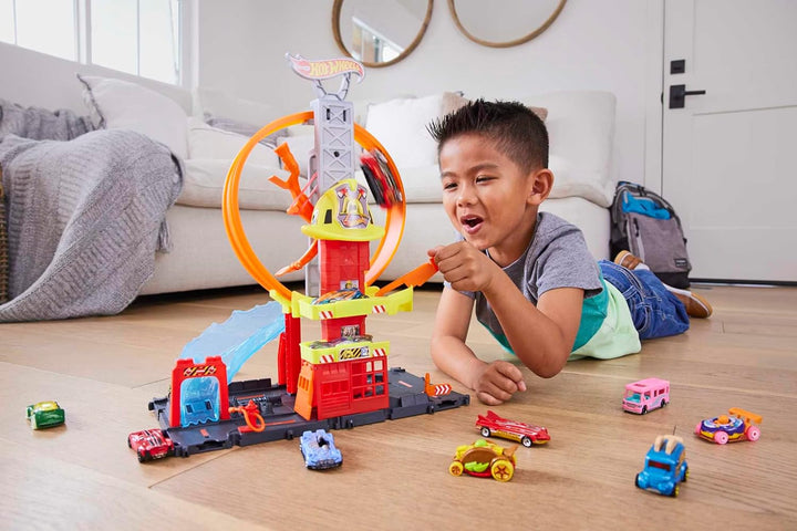 Hot Wheels City Super-Looping Feuerwache - Spielset mit manuellem Aufzug und wasserähnlicher Rampe u