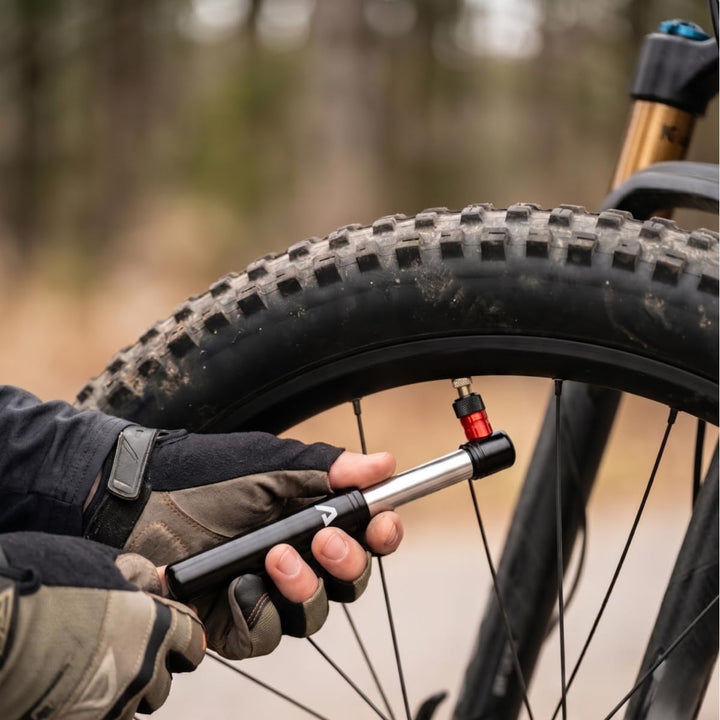 Alpensattel Fahrrad Mini-Pumpe mit Rahmenhalterung, 6063 Aluminium, 60 g, 130 mm, bis 11 bar / 160 p