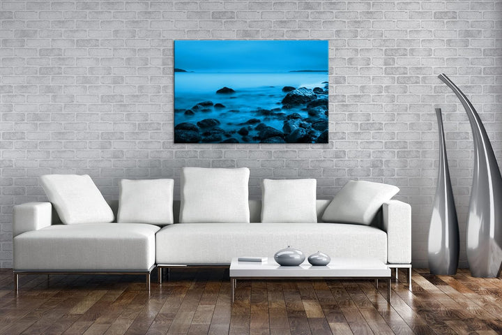 deyoli geheimnisvoller Kiesstrand in Schweden Format 60x40 Effekt: Monocrome Blau als Leinwandbild,