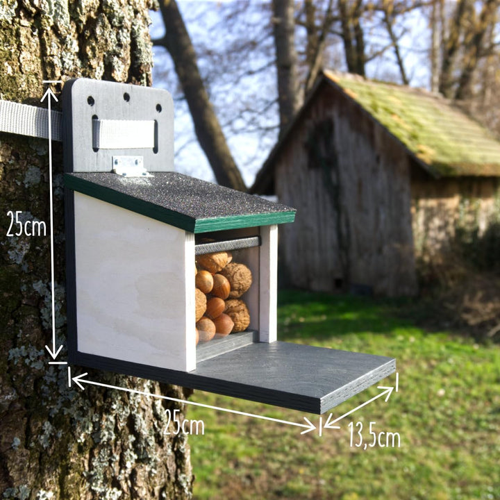 Holznager | Eichhörnchen Futterhaus wetterfest, sehr stabil und sicher | Handmade aus eigener Produk
