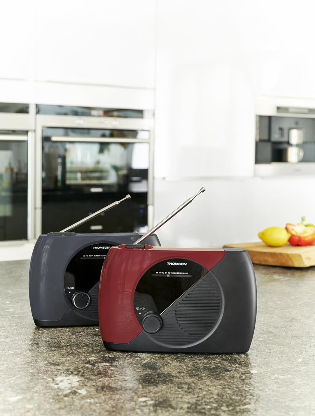 THOMSON Tragbares UKW-Radio, Analog-Tuner, Netz- oder Batteriebetrieb – kompaktes Gerät für Hören an