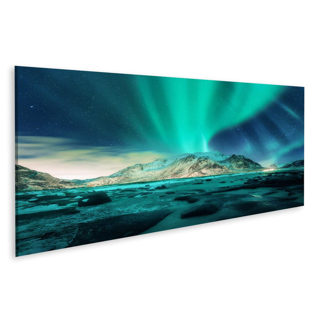Bild auf Leinwand Aurora über verschneite Berge, Sandstrand mit Steinen. Nordlicht auf den Lofoten,