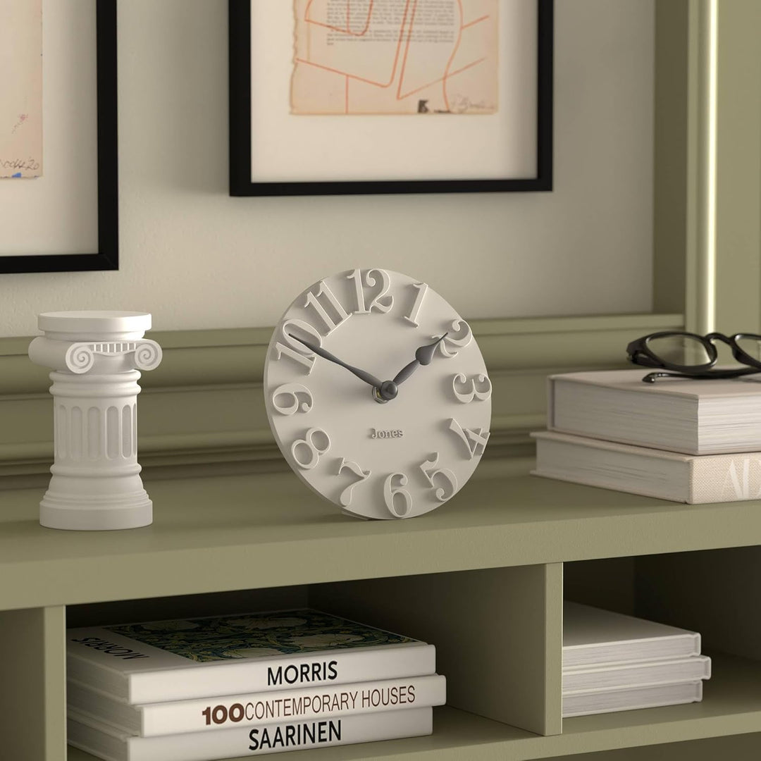 JONES CLOCKS® Hampstead Schreibtisch Uhr | Freistehend | Hellgrau | Elegante, erhabene Ziffern | Ide