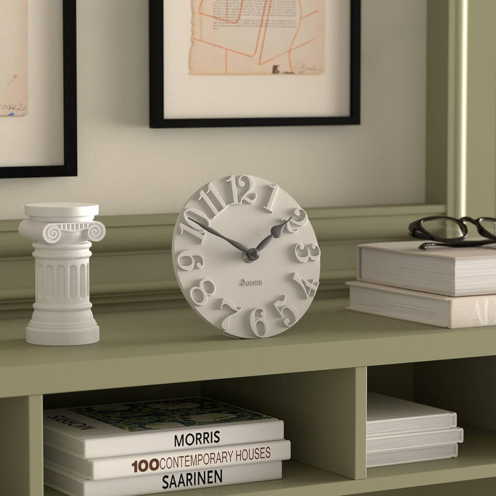 JONES CLOCKS® Hampstead Schreibtisch Uhr | Freistehend | Hellgrau | Elegante, erhabene Ziffern | Ide