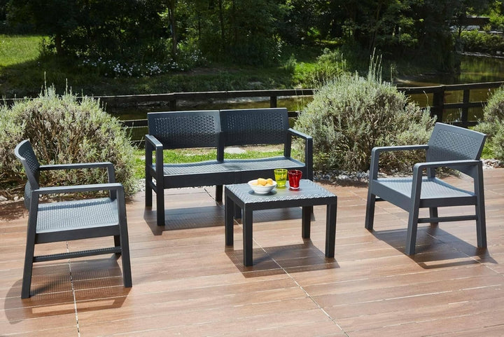 Dmora Innen- und Aussenlounge bestehend aus: 2 Sesseln, 1 Zweisitzer-Sofa und 1 Couchtisch, mit Kiss