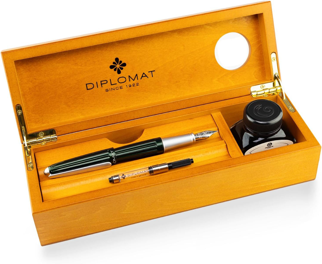 Diplomat Aero Füllhalter Set in Evergreen mit Edelstahlfeder M und Füllertinte Königsblau im Tinteng