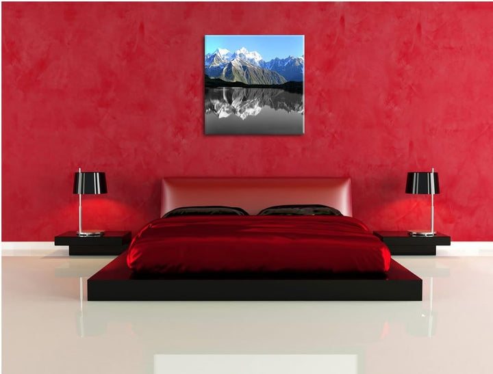 Pixxprint Gewaltige Berge vor Spiegelsee schwarz/weiss, Format: 70x70 auf Leinwand, 70x70