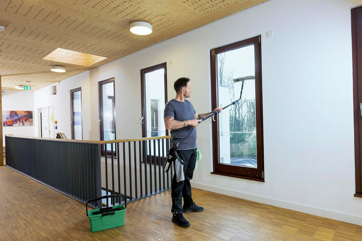 Unger Carbon Teleskopstange Ninja (5,50 m, 4-teilig, Anti-Rutsch Endkappe, kompakt, Fensterreinigung