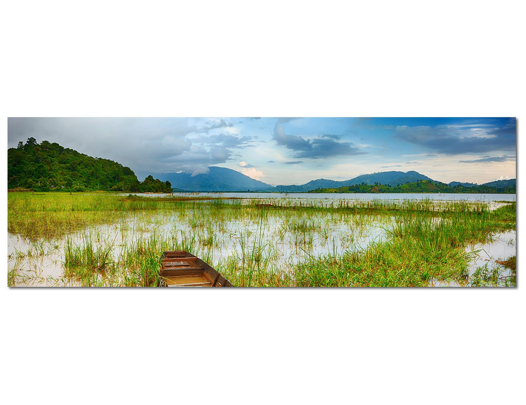 Paul Sinus Art Panoramabild auf Leinwand und Keilrahmen 150x50cm See Gras Boot Berge Landschaft Dämm