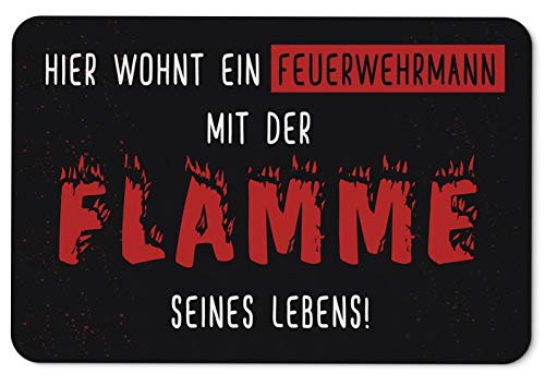 Tassenbrennerei Fussmatte mit Spruch Hier wohnt EIN Feuerwehrmann mit der Flamme seines Lebens - was