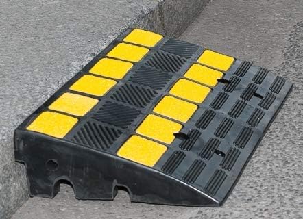 UvV Reflex UVBR6010 Bordstein-Rampe Gummi LxB 600x300 schwarz gelb reflektierend 40t (60x30x10 cm),