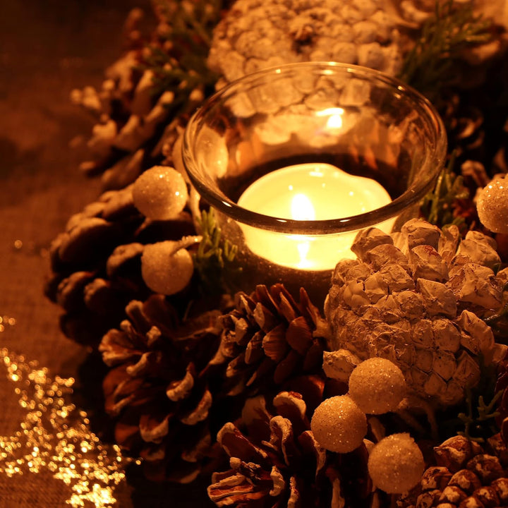 COM-FOUR® Tischkranz für Weihnachten - weisser Adventskranz mit Zapfen - Dekokranz mit 4 Teelichthal