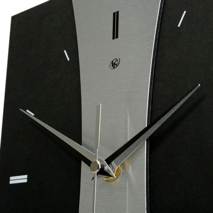 Kreative Feder Designer-Standuhr „Stripe“ aus Holz – Schwarze Tischuhr in modernem Metallic-Look ohn