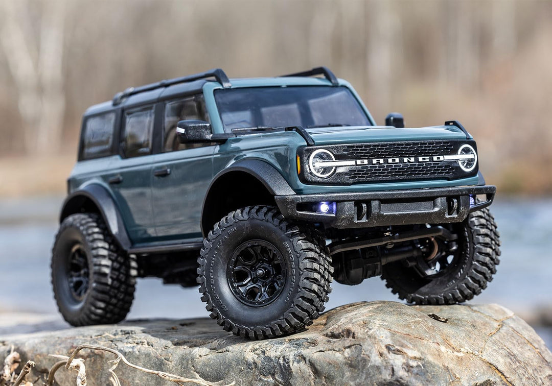 TRAXXAS TRX-4M Ford Bronco 4x4 Area 51 1/18 Crawler RTR Brushed, mit Akku und USB Ladegerät