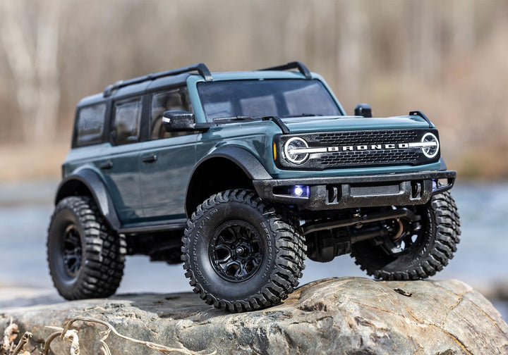 TRAXXAS TRX-4M Ford Bronco 4x4 Area 51 1/18 Crawler RTR Brushed, mit Akku und USB Ladegerät