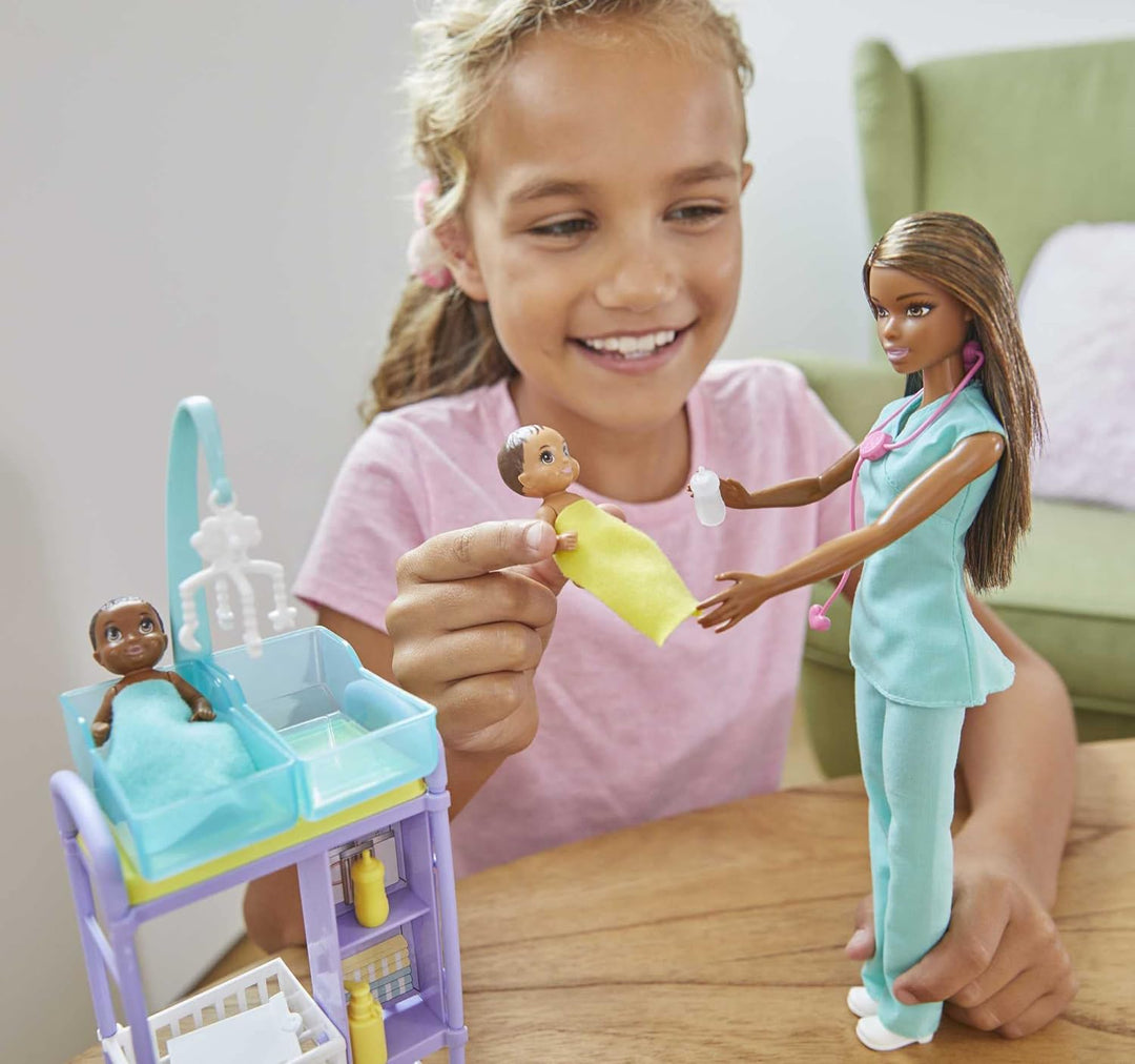 Barbie GKH24 - Kinderärztin Puppe (brünett) und Spielset mit Zubehörteilen, Spielzeug ab 3 Jahren Mu