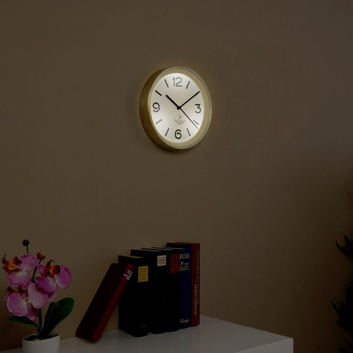 St. Leonhard Beleuchtete Funkwanduhr: Edelstahl-Funk-Wanduhr mit Zifferblatt-Beleuchtung &amp; Lichtsens