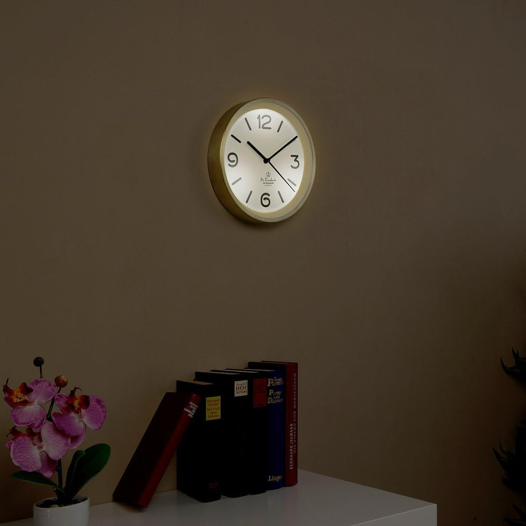 St. Leonhard Beleuchtete Funkwanduhr: Edelstahl-Funk-Wanduhr mit Zifferblatt-Beleuchtung & Lichtsens