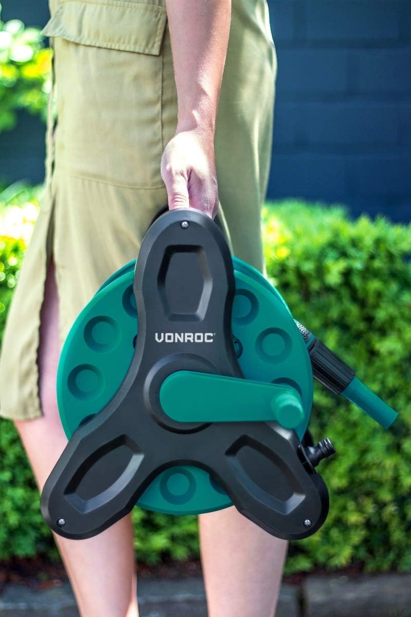VONROC Schlauchtrommel, komplettes Starterset – Inkl. 15 m Gartenschlauch, Sprühkopf, Schlauchkupplu
