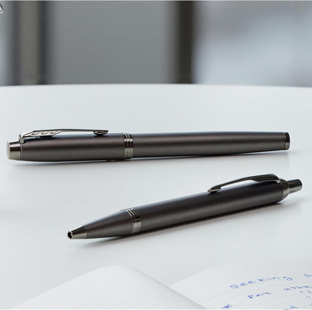 Parker IM Monochrome Füller | Oberfläche und Zierteile in Dunkelgrau-Metallic | Füllfederhalter mit