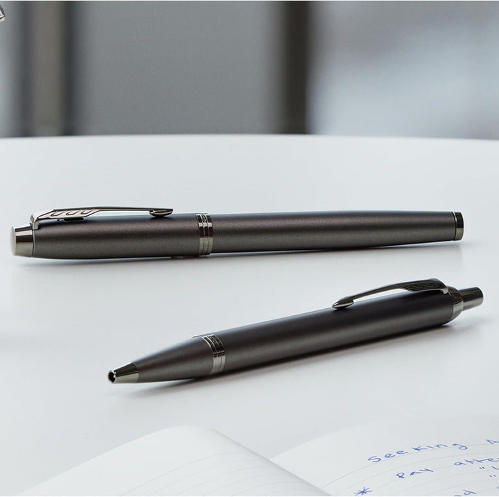 Parker IM Monochrome Füller | Oberfläche und Zierteile in Dunkelgrau-Metallic | Füllfederhalter mit