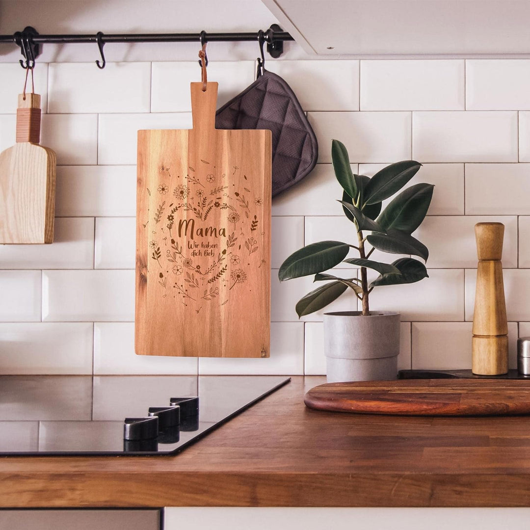 Holz Schneidebrett mit Griff für Mama, Frühstücksbrettchen mit Blumenherz Gravur, Geschenk für Mama