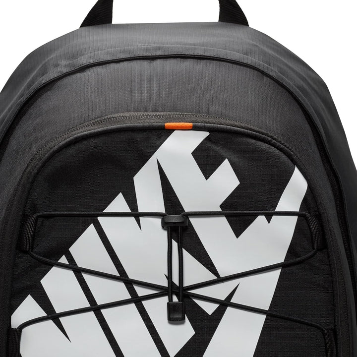 Nike Hayward Rucksack (26 L), HJ8200 Black/Black/White Einheitsgrösse, Black/Black/White Einheitsgrö