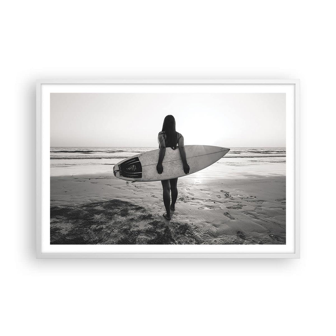 ARTTOR Poster Weissrahmen Frau Strand Surfen Deko 91x61cm Wandposter Art Prints Wandbilder Dekoratio