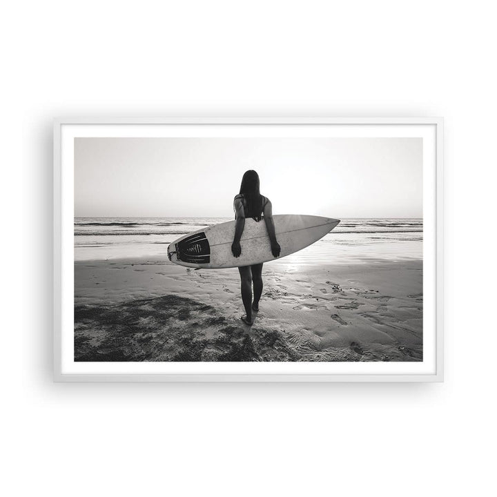 ARTTOR Poster Weissrahmen Frau Strand Surfen Deko 91x61cm Wandposter Art Prints Wandbilder Dekoratio