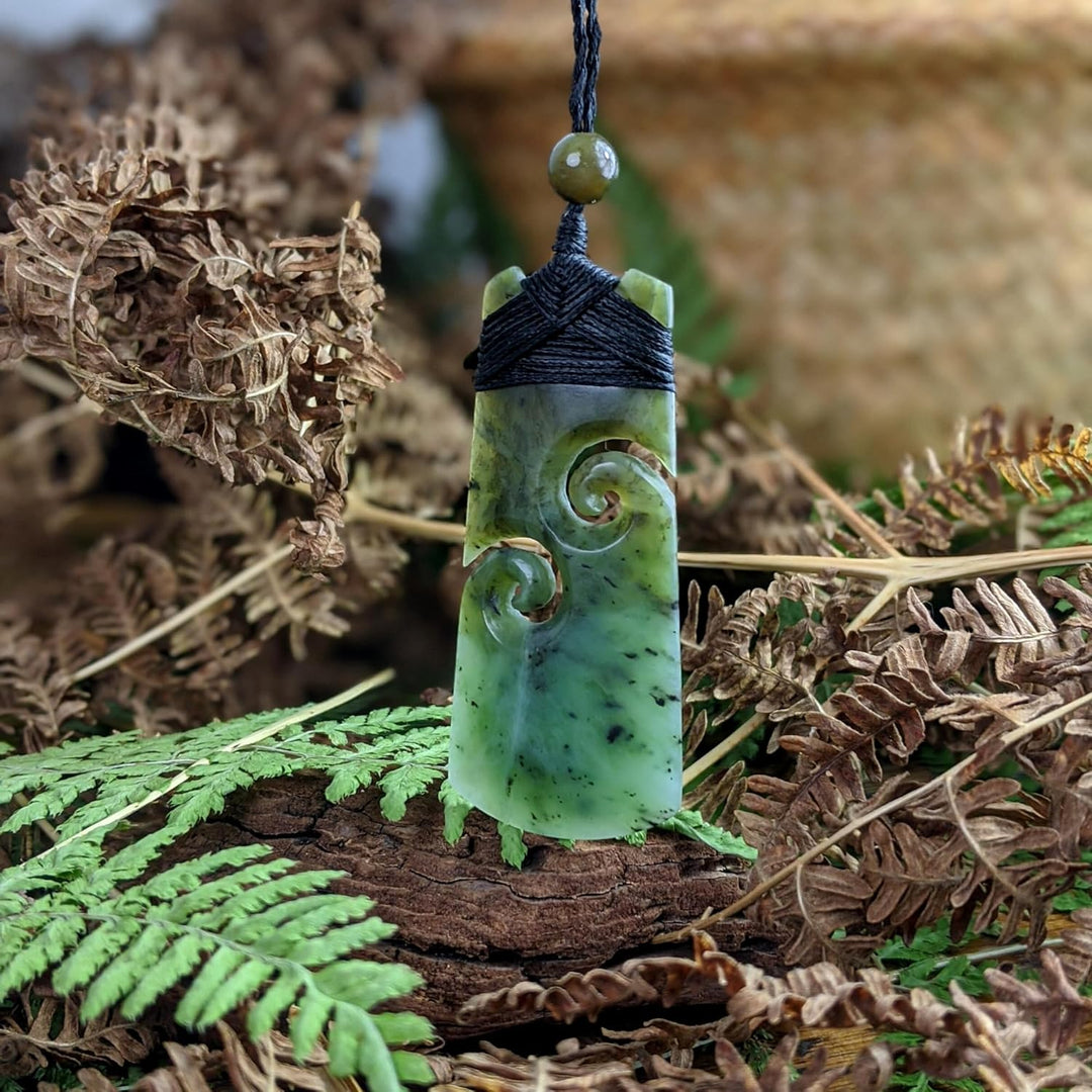 81stgeneration Unisex Geschnitzte Nephrit Jade Grünstein Maori Doppel Koru Toki Anhänger Halskette