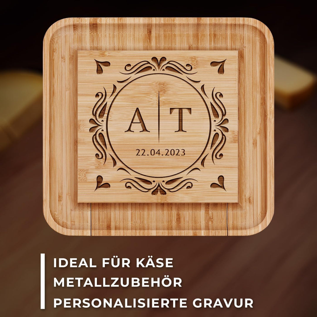Maverton Käsebrett Servierplatte mit Gravur + 4er Käsemesser Set - aus Holz - 34x34cm - Geschenke fü