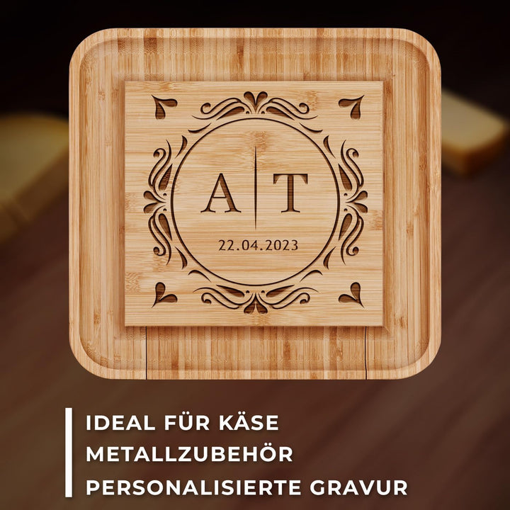 Maverton Käsebrett Servierplatte mit Gravur + 4er Käsemesser Set - aus Holz - 34x34cm - Geschenke fü