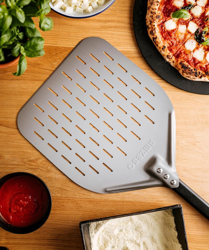 AMZBBQ® Premium Pizzaschieber - [LANGER STIEL] - Perforierte Pizzaschaufel aus Harteloxiertem Alumin