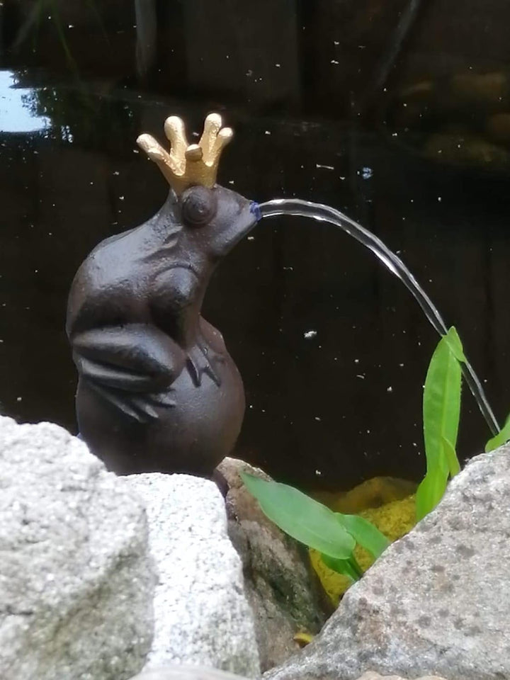 Trendkontor Wasserspeier Froschkönig 22cm inkl. Pumpe Teich Dekoration Gartenfigur Gusseisen