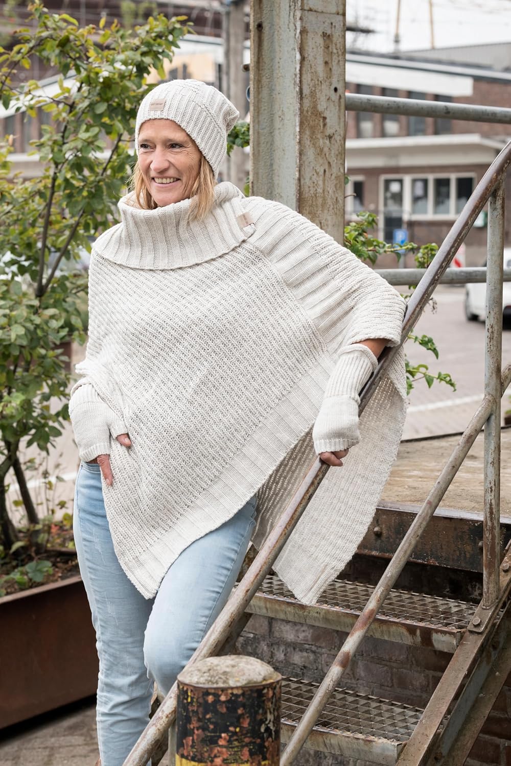 KNIT FACTORY - Nicky Gestrickter Poncho - Damen Strickponcho mit Kragen - Mit Wolle - Hochwertige Qu