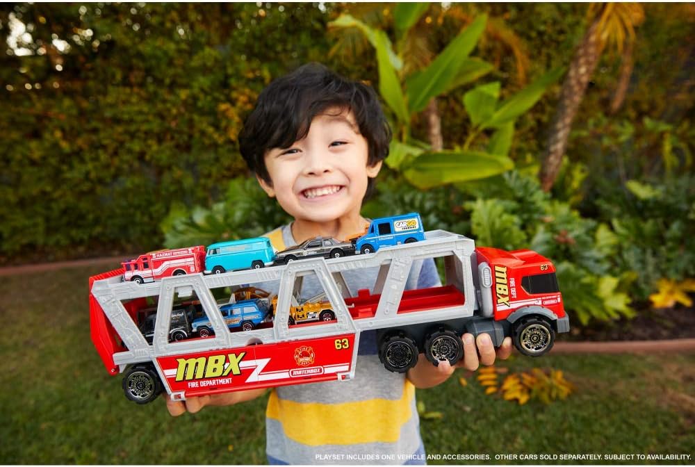 Matchbox GWM23 - Matchbox Construction Hauler mit 1 Feuerwehrfahrzeug und 8 Zubehörteilen, Spielzeug