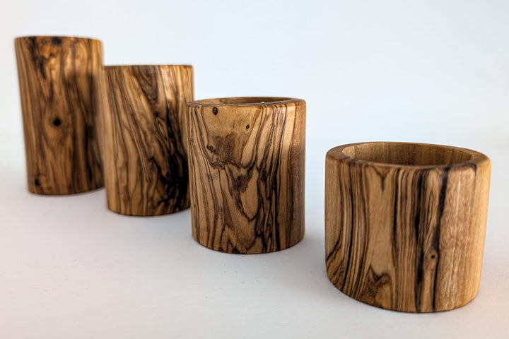 EMNA - 4er Set Teelicht-Halter aus luxuriösem Oliven-Holz | Höhe ca. 4, 6, 8, 10 cm | Inklusive Gesc