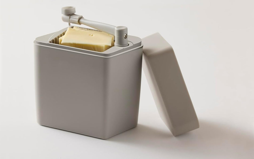 Rosti Classic Käsebox mit Deckel und integriertem Käseschneider, Käseaufbewahrungs Box für Kühlschra