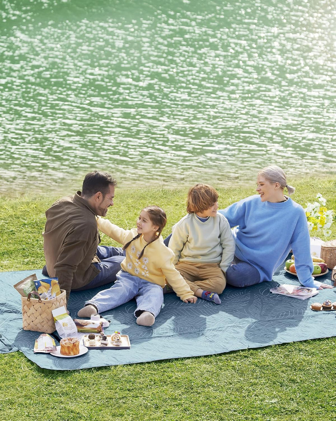 SONGMICS Picknickdecke, 300 x 200 cm, mit 4 Erdankern, gross, Campingdecke, für Park, Garten, Strand