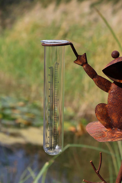 AmaCasa Regenmesser Litermesser Frosch aus Metall | Niederschlagsmesser für Haus & Garten | inklusiv