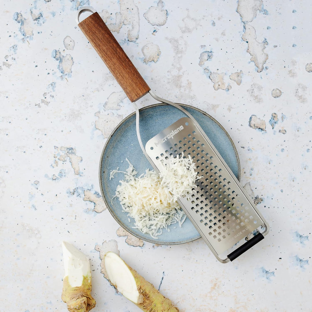 Microplane Küchenreibe Grob für Käse, Karotte, Ingwer, Schokolade & Kokosnuss aus der Master-Serie m