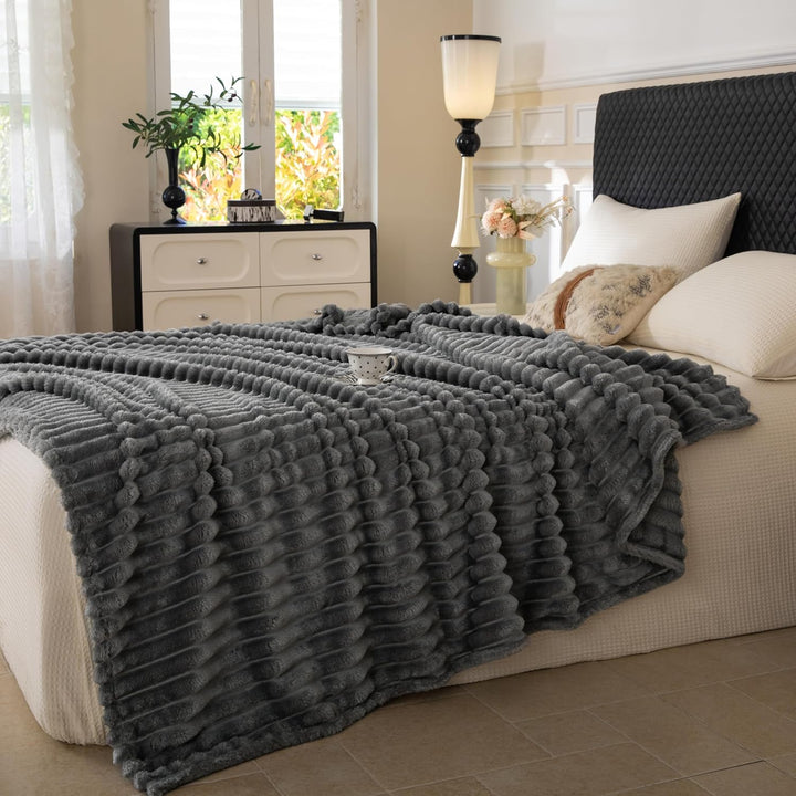 Kuscheldecke - Warme Flausige Bettüberwurf Decke und Sofadecke - Streifen Design Mama, Frauen und Fr