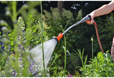 Gardena Giessstab-Aktion: Robuste Gartenbrause für schonendes und gleichmässiges Brausen, 60 cm lang