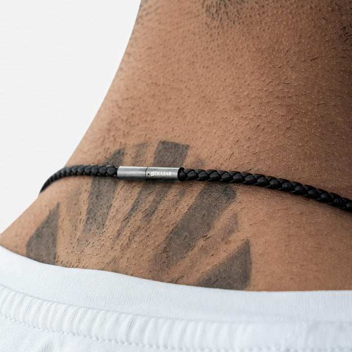 SERASAR Premium Leder Halskette Herren | Edelstahl Anhänger | Sicherer Verschluss | Drei Farben | In
