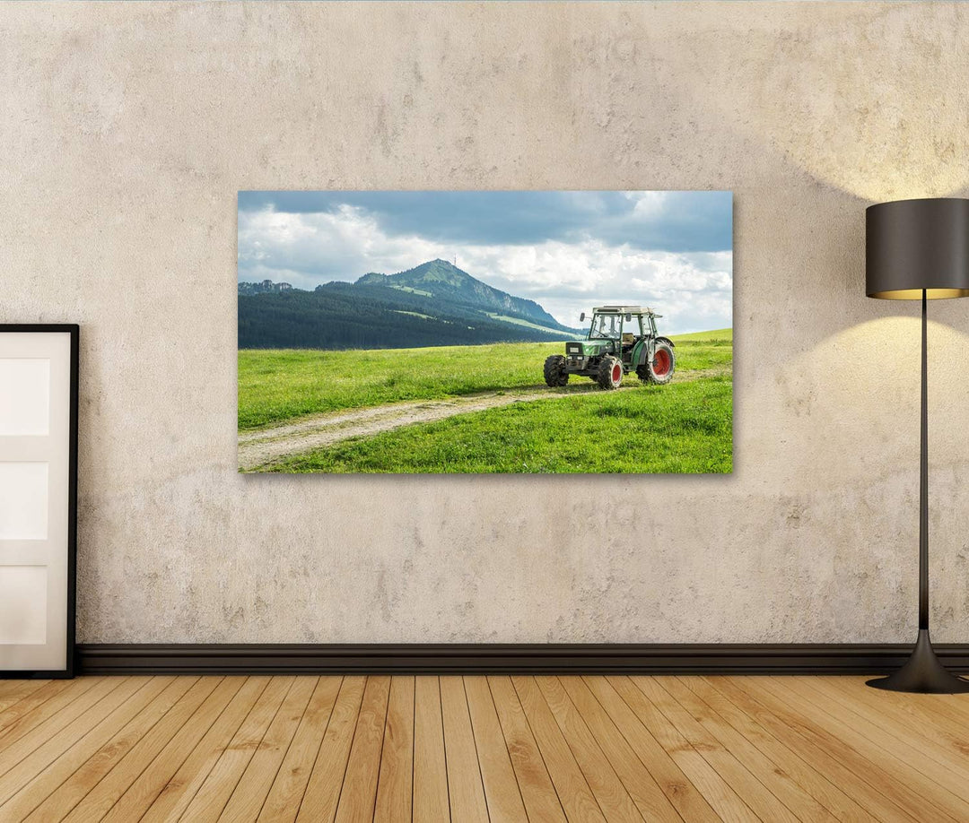 Bild Bilder auf Leinwand Alter Traktor auf der Wiese Schöner Bergblick in den Alpen Wandbild Poster