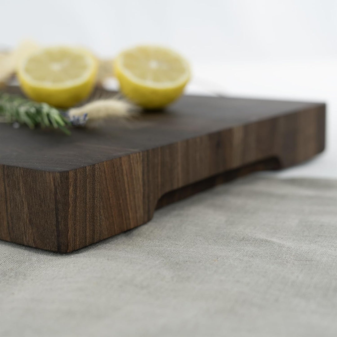 HOFMEISTER® Stirnholzbrett Nussbaumholz 40 x 30 cm mit Griffen &amp; Füssen