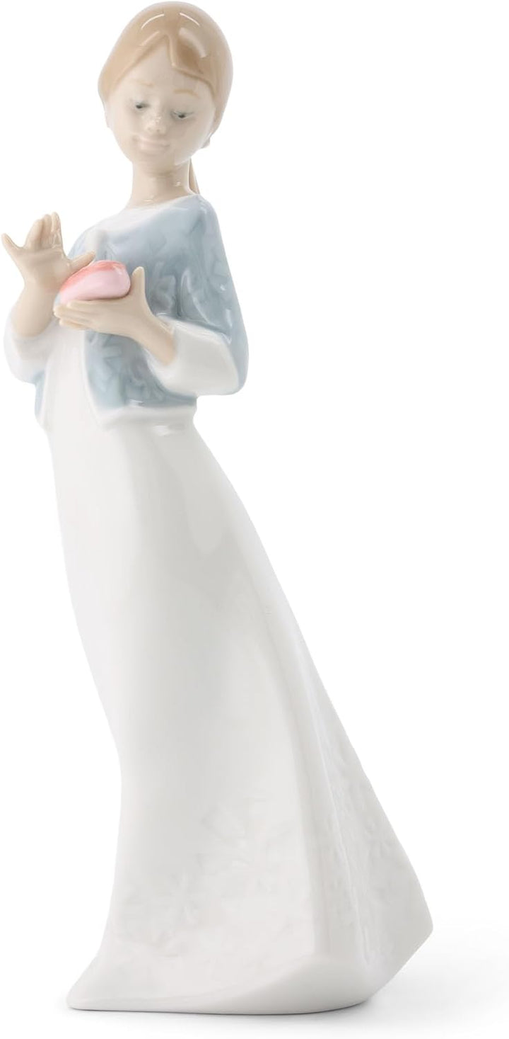 NAO 02001588 Dekofigur/Porzellanfigur A Gift from The Heart, Mädchen mit Geschenk