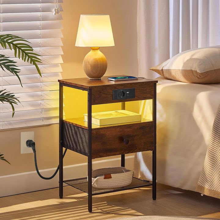 HOOBRO Nachttisch mit Ladestation und LED-Lichtleiste, schmaler Beistelltisch mit Schublade, Sofatis